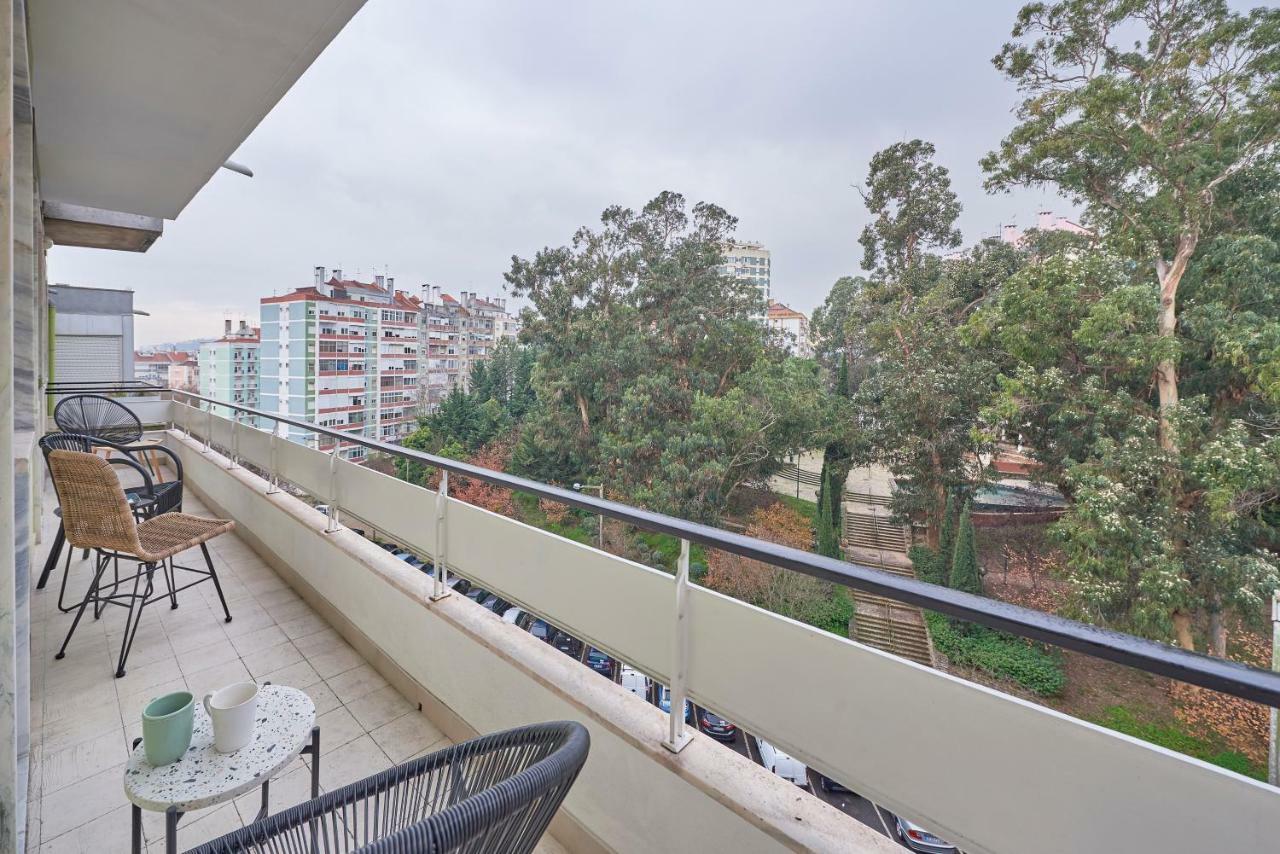 Light Apartment With Amazing Balcony, By Timecooler リスボン エクステリア 写真