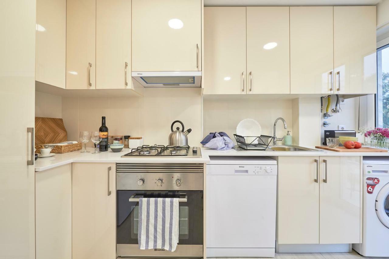 Light Apartment With Amazing Balcony, By Timecooler リスボン エクステリア 写真
